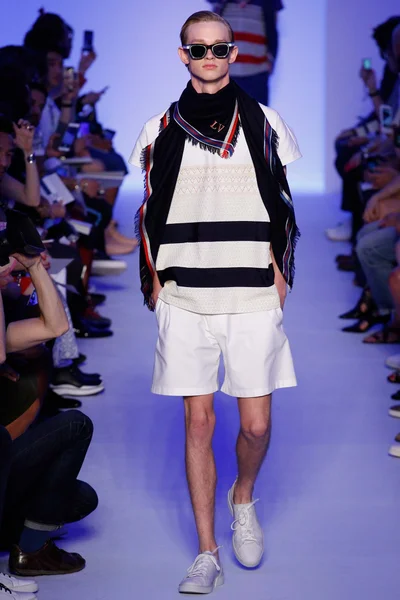 Look 16